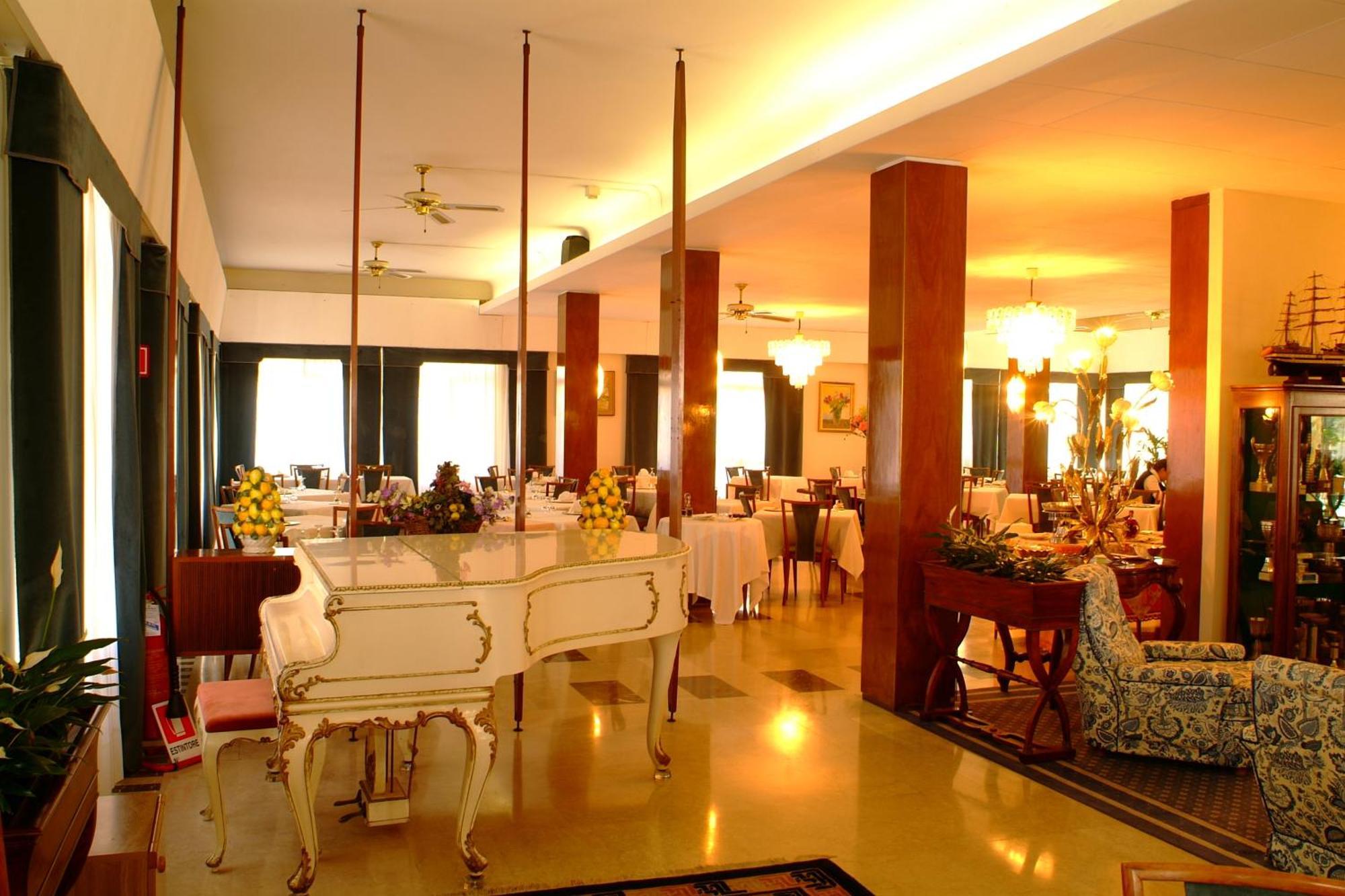 Hotel Broglia Сирмионе Екстериор снимка